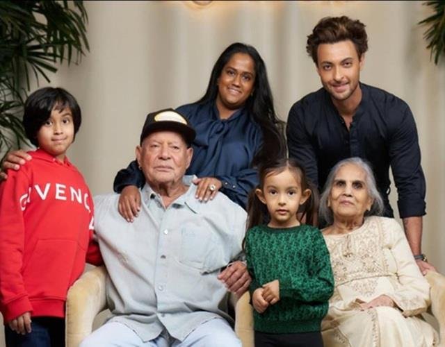 जब फुटपाथ पर रोती बच्ची को घर उठा लाए थे सलमान के पिता, आज वह रहती है महारानियों की तरह जब फुटपाथ पर रोती बच्ची को घर उठा लाए थे सलमान के पिता, आज वह रहती है महारानियों की तरह