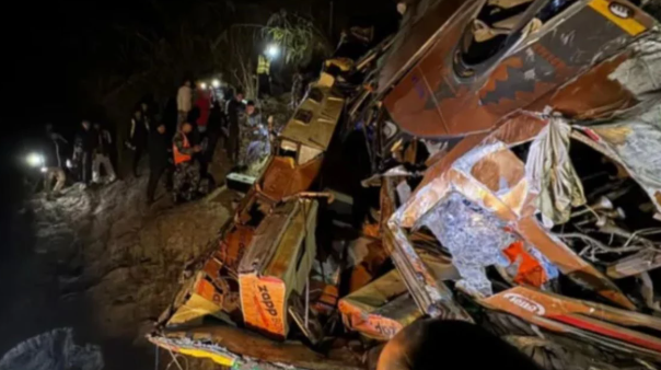 दर्दनाक सड़क हादसा… बस नदी में गिरी, 18 यात्रियों की मौत दर्दनाक सड़क हादसा… बस नदी में गिरी, 18 यात्रियों की मौत