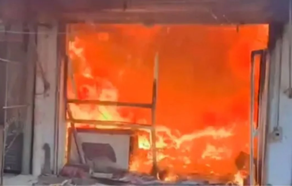 ई-स्कूटी की चार्जिंग बनी काल, दिल्ली में लगी भीषण आग चार मंजिला शॉपिंग कॉम्प्लेक्स जलकर खाक ई-स्कूटी की चार्जिंग बनी काल, दिल्ली में लगी भीषण आग चार मंजिला शॉपिंग कॉम्प्लेक्स जलकर खाक