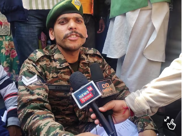 हत्या या कुछ और? ‘मुझे पावर दो, मैं खुद इंसाफ कर लूंगा’, छोटे भाई की संदिग्ध मौत पर पुलिस पर बरसा फौजी जवान हत्या या कुछ और? ‘मुझे पावर दो, मैं खुद इंसाफ कर लूंगा’, छोटे भाई की संदिग्ध मौत पर पुलिस पर बरसा फौजी जवान