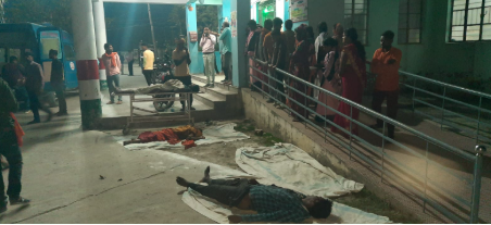 बिहार में भीषण सड़क हादसा: बस की टक्कर से गिरे लोगो को ट्रक ने रौंदा, 6 की मौत, 15 घायल बिहार में भीषण सड़क हादसा: बस की टक्कर से गिरे लोगो को ट्रक ने रौंदा, 6 की मौत, 15 घायल