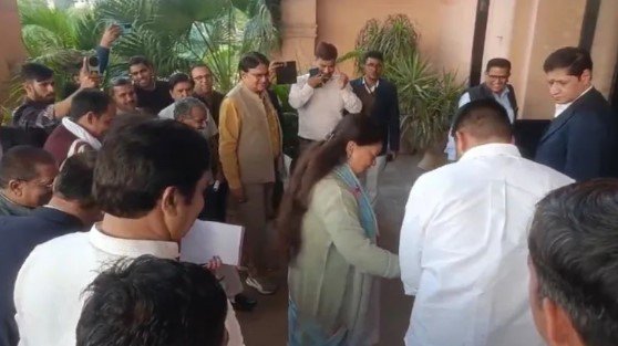 रविंद्र सिंह भाटी का हाथ पकड़कर विधानसभा के अंदर ले गईं वसुंधरा राजे रविंद्र सिंह भाटी का हाथ पकड़कर विधानसभा के अंदर ले गईं वसुंधरा राजे