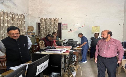 इंटर अर्थशास्त्र परीक्षा में सामूहिक नकल की आशंका, शंकर देवी इंटर कॉलेज का मामला इंटर अर्थशास्त्र परीक्षा में सामूहिक नकल की आशंका, शंकर देवी इंटर कॉलेज का मामला