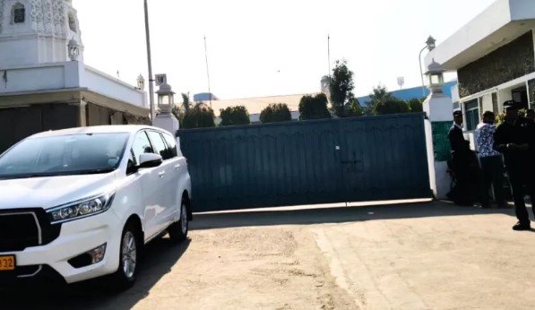 राजस्थान में देश की दिग्गज कंपनी पर IT की बड़ी रेड, 8 गाड़ियों में पहुंची टीम; मचा हड़कंप राजस्थान में देश की दिग्गज कंपनी पर IT की बड़ी रेड, 8 गाड़ियों में पहुंची टीम; मचा हड़कंप