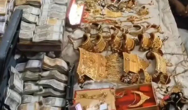 राजस्थान का ‘करोड़पति’ एमडी ड्रग्स तस्कर, 1 करोड़ से खरीदी थी सोने की सिल्ली, 13 लाख कैश मिले राजस्थान का ‘करोड़पति’ एमडी ड्रग्स तस्कर, 1 करोड़ से खरीदी थी सोने की सिल्ली, 13 लाख कैश मिले