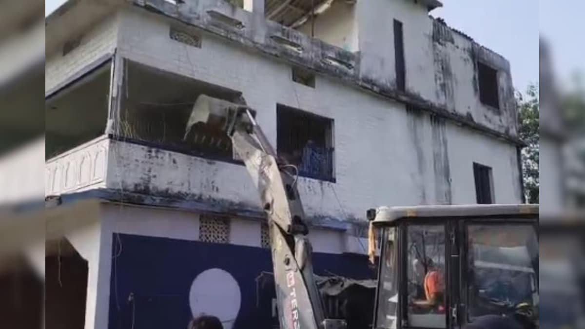 दरभंगा में लव जिहाद के आरोपित पर बड़ी कार्रवाई, फरार होने पर घर की कुर्की; सामान सारा जब्त दरभंगा में लव जिहाद के आरोपित पर बड़ी कार्रवाई, फरार होने पर घर की कुर्की; सामान सारा जब्त