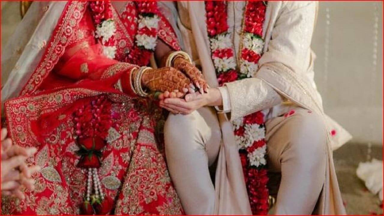 शादी के 7 दिन, बाद दुल्हन गायब! वैलेंटाइन मनाया, जेवर-नकदी लेकर हुई फरार—पति का चौंकाने वाला आरोप नाबालिग लड़के पर शादी के 7 दिन, बाद दुल्हन गायब! वैलेंटाइन मनाया, जेवर-नकदी लेकर हुई फरार—पति का चौंकाने वाला आरोप नाबालिग लड़के पर