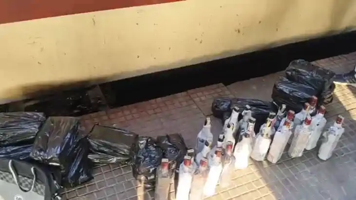 होली से पहले ट्रेन बनी तस्करी का अड्डा, जनरल बोगी के नीचे से निकली शराब की बड़ी खेप होली से पहले ट्रेन बनी तस्करी का अड्डा, जनरल बोगी के नीचे से निकली शराब की बड़ी खेप