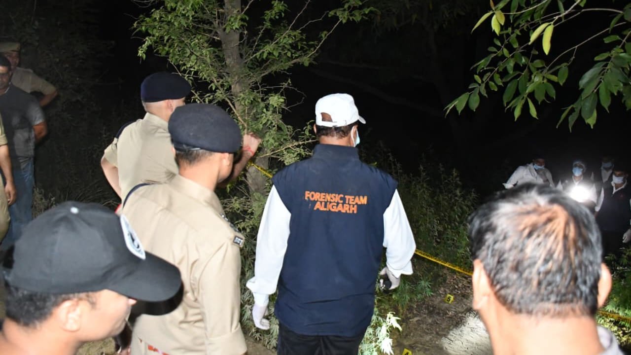 अलीगढ़ में एनकाउंटर, महिलाओं से लूटपाट करने वाले दो बदमाश ढेर; 2 पुलिसकर्मी भी हुए घायल अलीगढ़ में एनकाउंटर, महिलाओं से लूटपाट करने वाले दो बदमाश ढेर; 2 पुलिसकर्मी भी हुए घायल