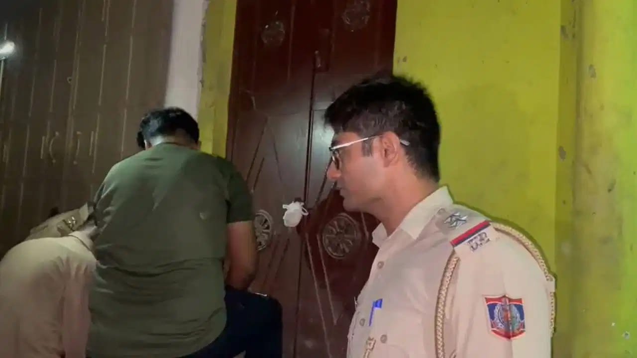 बलिया में स्पा सेंटर पर दिल्ली पुलिस का छापा, 7 नाबालिग लड़कियों को छुड़ाया; सेंटर सील बलिया में स्पा सेंटर पर दिल्ली पुलिस का छापा, 7 नाबालिग लड़कियों को छुड़ाया; सेंटर सील