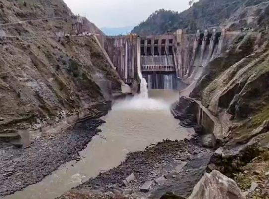बूंद-बूंद को तरसेगा पाकिस्तान! चिनाब का पानी हिमाचल की ओर मोड़ने जा रहा भारत बूंद-बूंद को तरसेगा पाकिस्तान! चिनाब का पानी हिमाचल की ओर मोड़ने जा रहा भारत