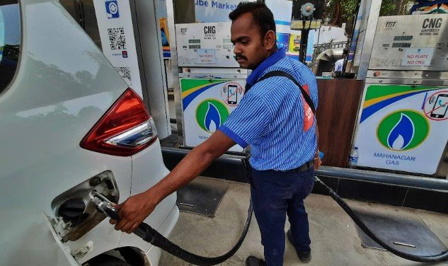 महंगाई का डबल अटैक, पेट्रोल-डीजल के बाद महंगी हुई CNG महंगाई का डबल अटैक, पेट्रोल-डीजल के बाद महंगी हुई CNG