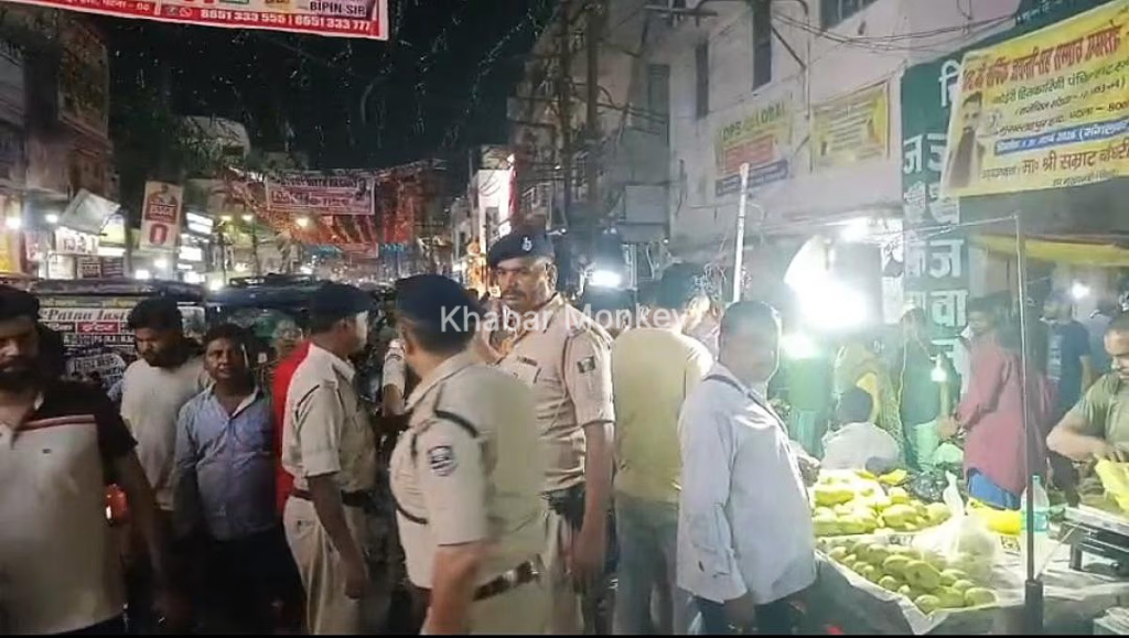 पटना में सनसनी! ब्लैकआउट के बीच मसाला कारोबारी की गोली मारकर हत्या, इलाके में हड़कंप पटना में सनसनी! ब्लैकआउट के बीच मसाला कारोबारी की गोली मारकर हत्या, इलाके में हड़कंप