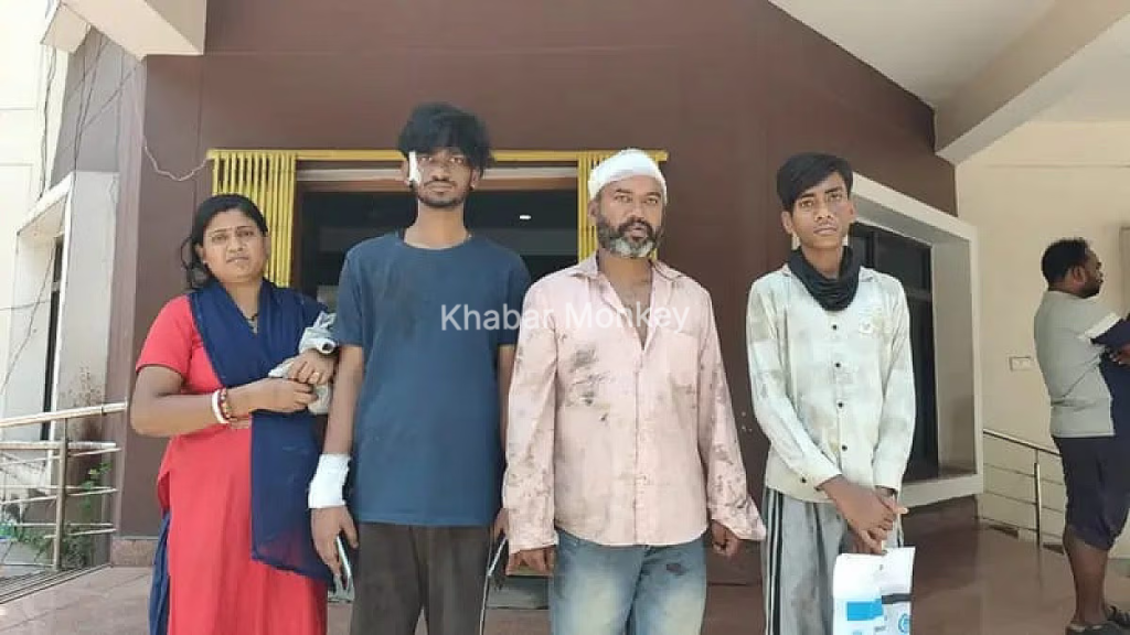 आदित्यपुर में खाना लेट होने पर खूनी बवाल, दुकानदार और दो बेटों पर चाकू से हमला आदित्यपुर में खाना लेट होने पर खूनी बवाल, दुकानदार और दो बेटों पर चाकू से हमला